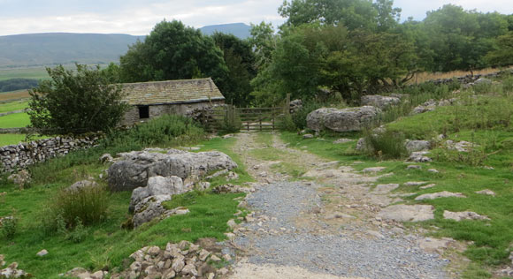 Hut-near-signpost-for-Hill-Inn