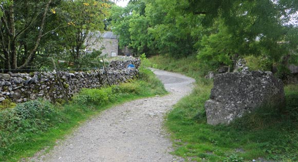 Path-to-Hill-Inn