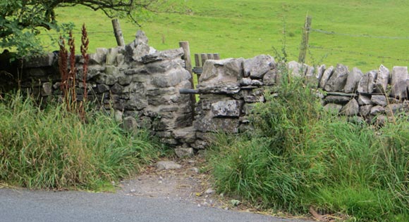 Small-gate-near-The-Old-Hill-Inn