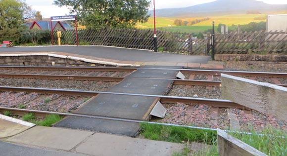 Horton-in-Ribblesdale-train-station-platform